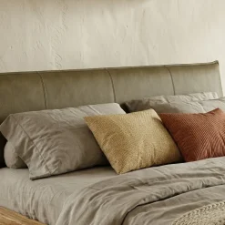Letto oversize 180x200cm testiera imbottita piedi in vetro legno massello rovere tortora Resilia